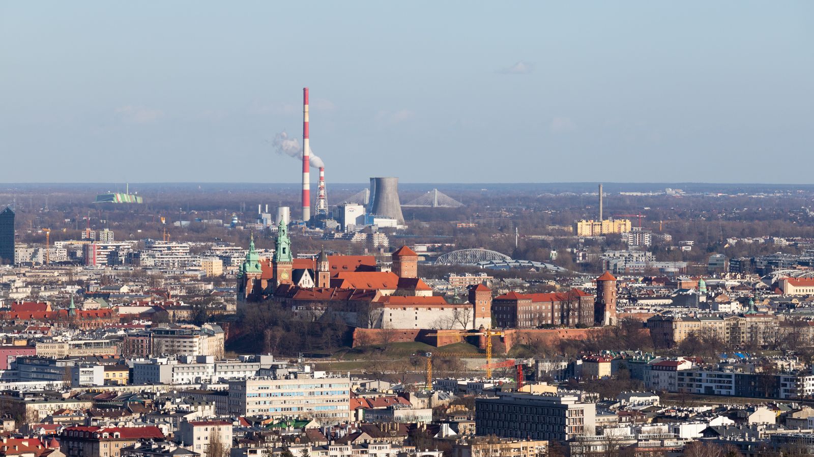Le château du Wawel au milieu des toits de Cracovie, vu d'une hauteur