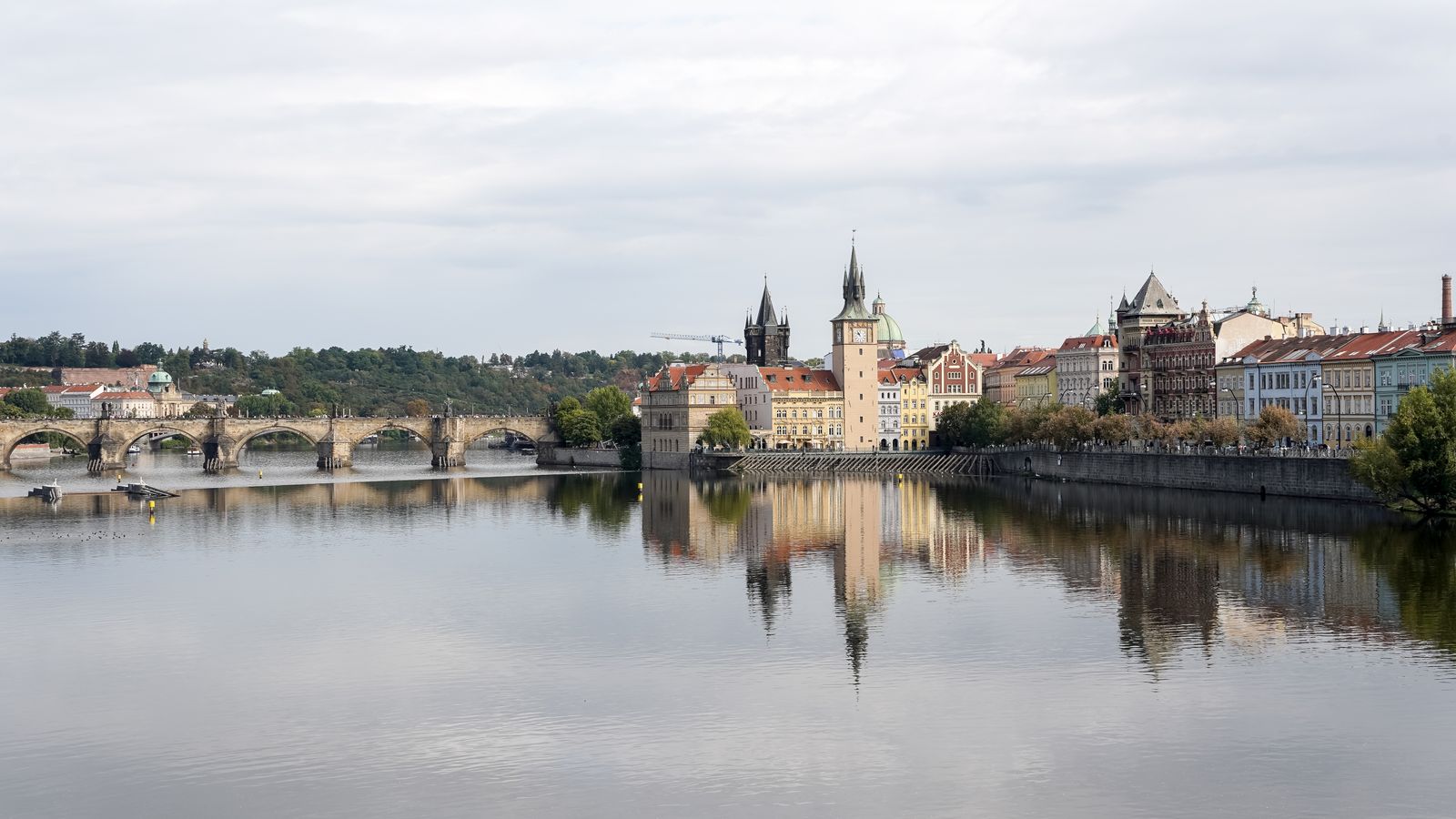 La Vltava à Prague, avec le pont Charles et les tours de la vieille ville qui se reflètent dans l'eau