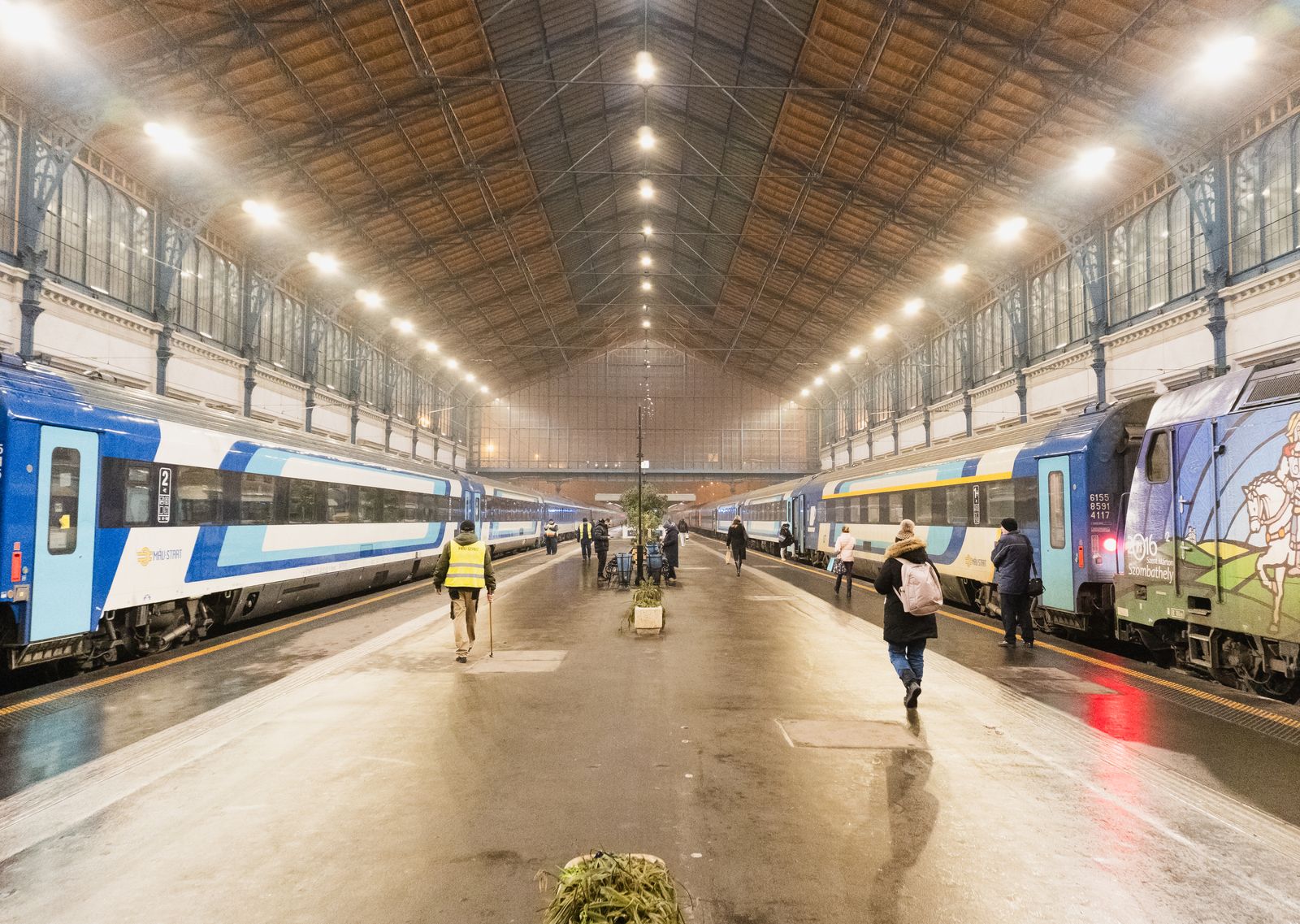 Voyageurs sur le quai de la gare de Nyugati, à Budapest