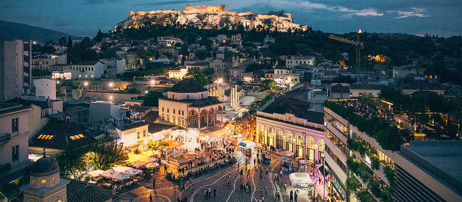 L'Acropole éclairée la nuit au-dessus de la place Monastiraki, à Athènes