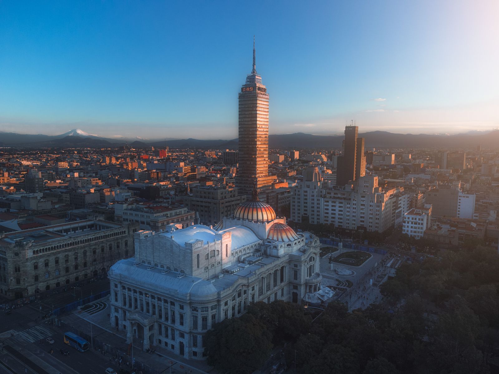 La Torre Latinoamericana au coucher du soleil, à Mexico