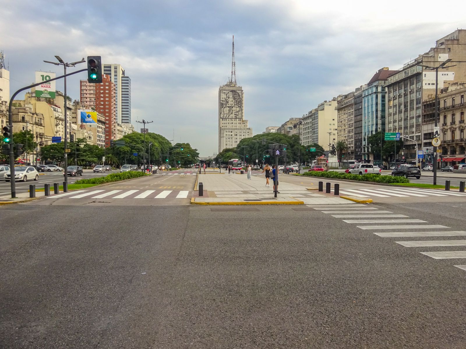 L’Avenida 9 de Julio et sa circulation, à Buenos Aires