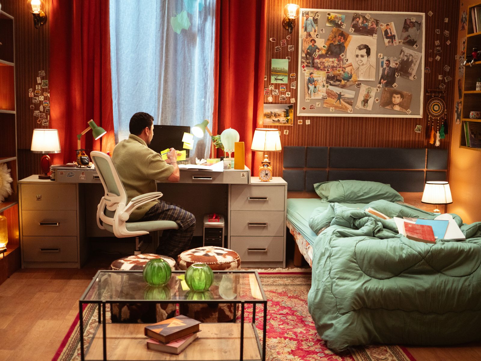Chambre avec un bureau éclairé, prête pour réviser