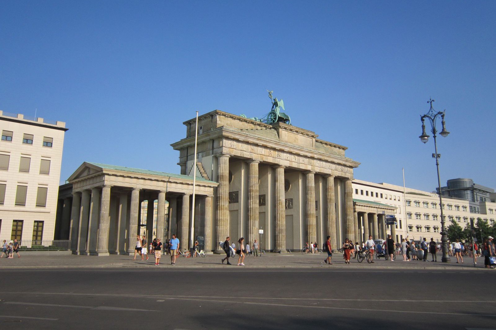 La porte de Brandebourg à Berlin par une journée ensoleillée