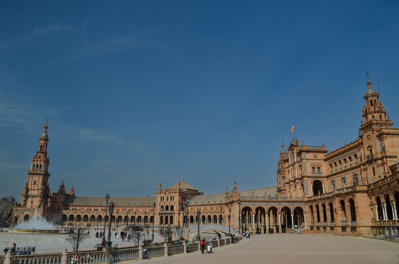 La Plaza de España à Séville sous un ciel bleu